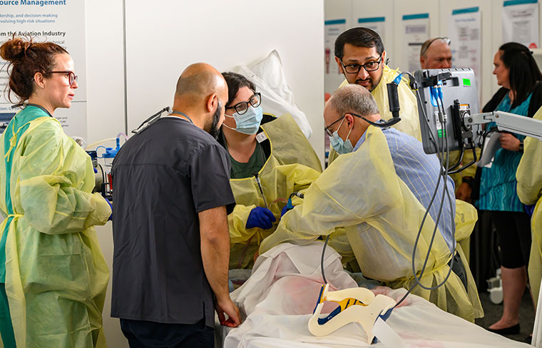 Benefit from practicing under pressure during on-site simulation sessions